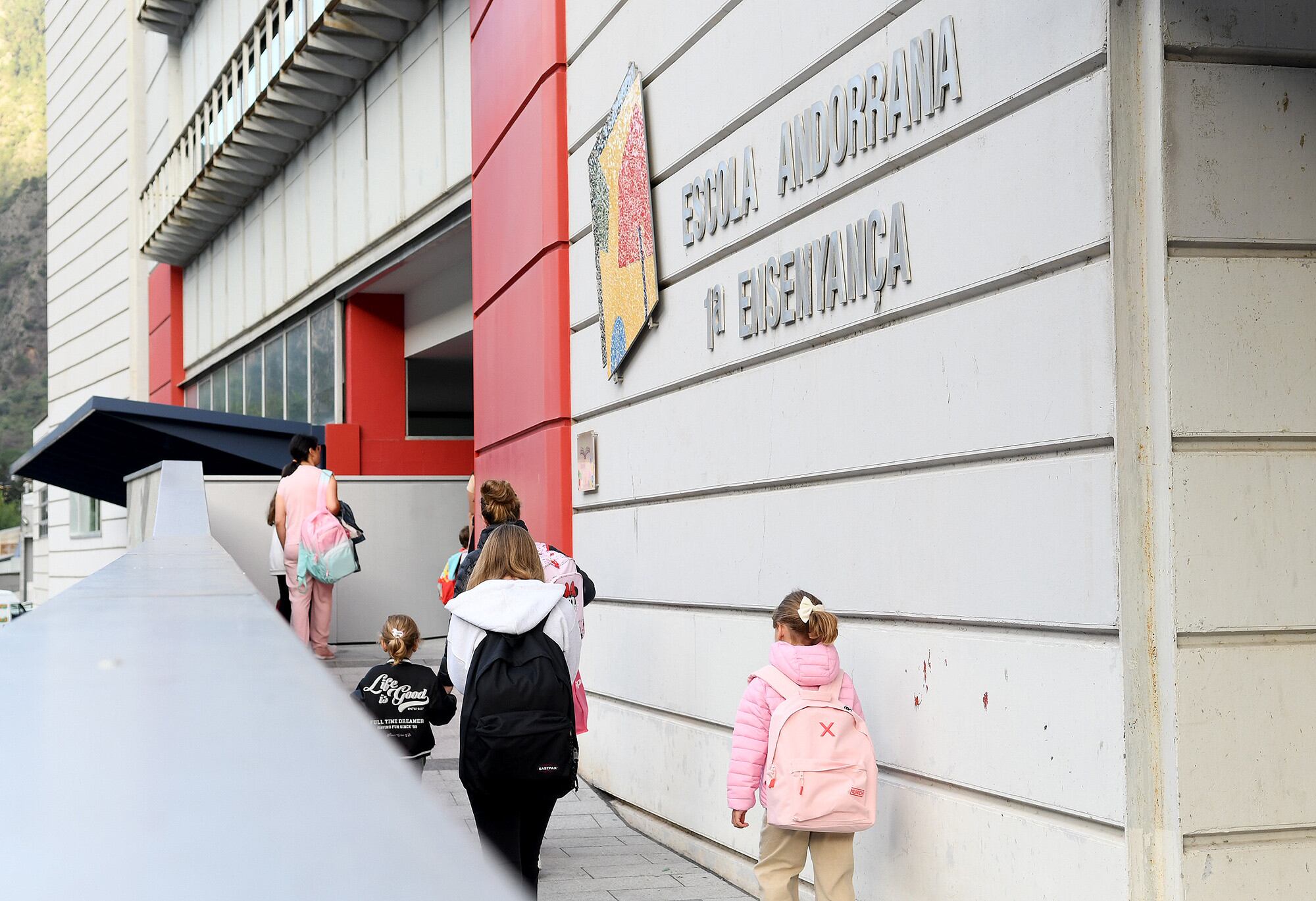 Escolars en l'inici del nou curs a Santa Coloma.