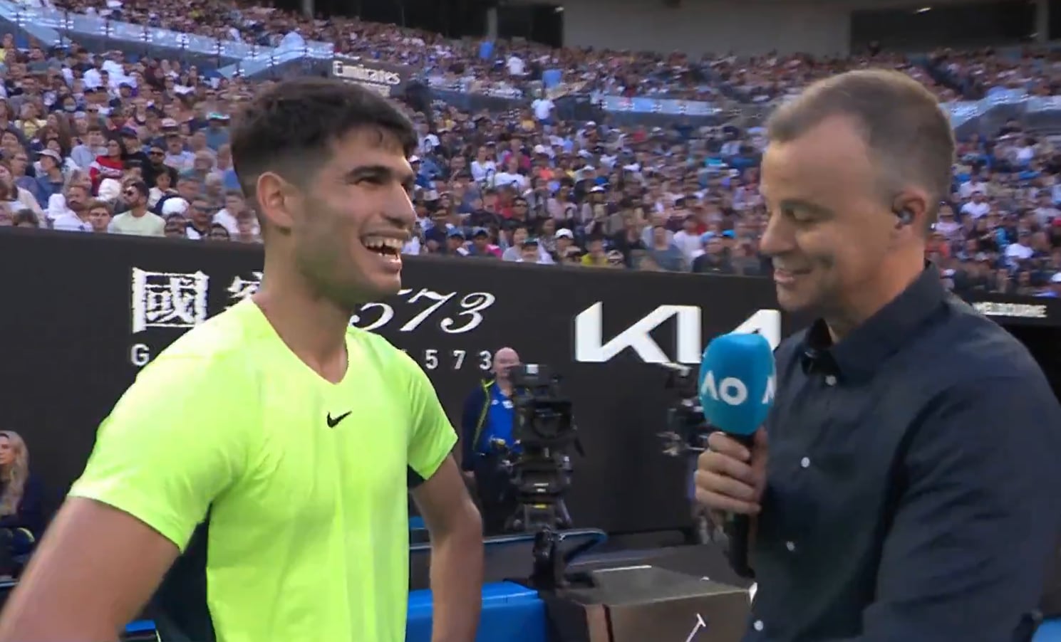 Carlos Alcaraz responde a varias preguntas en la Rod Laver Arena de Melbourne