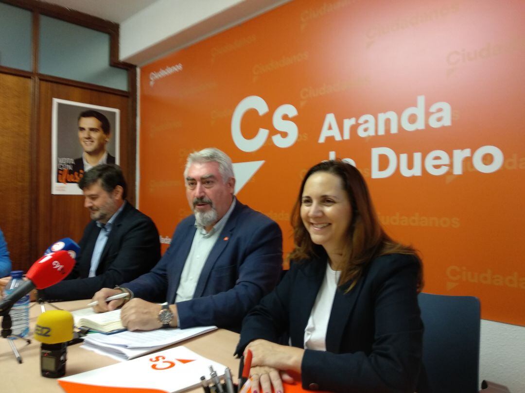 El procurador de Ciudadanos en las Cortes, José Ignacion Delgado, flanqueado por los concejales arandinos Francisco Javier Martín Hontoria y Elia Salinero