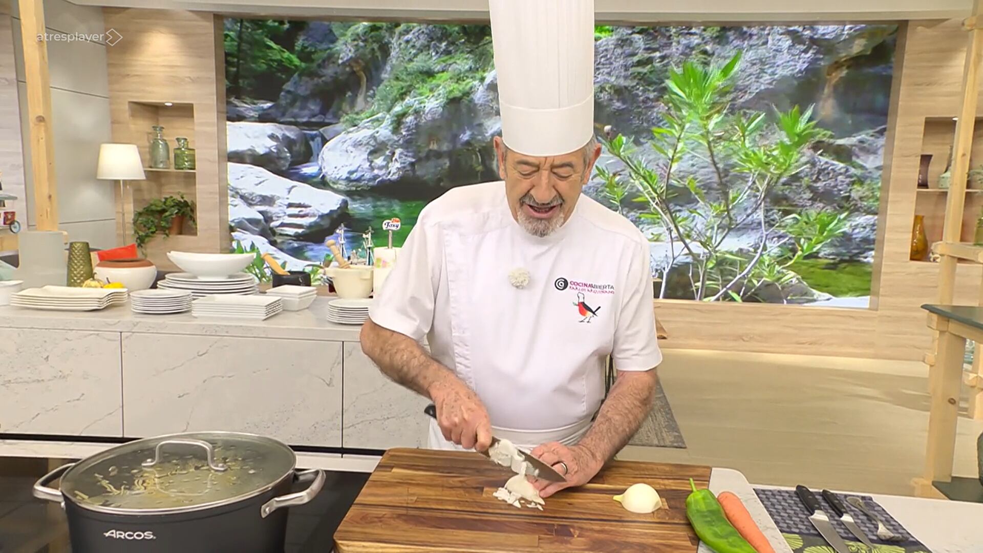 Karlos Arguiñano cocina en su programa con una imagen del Pou Clar de Ontinyent de fondo (Fuente: Antena 3)