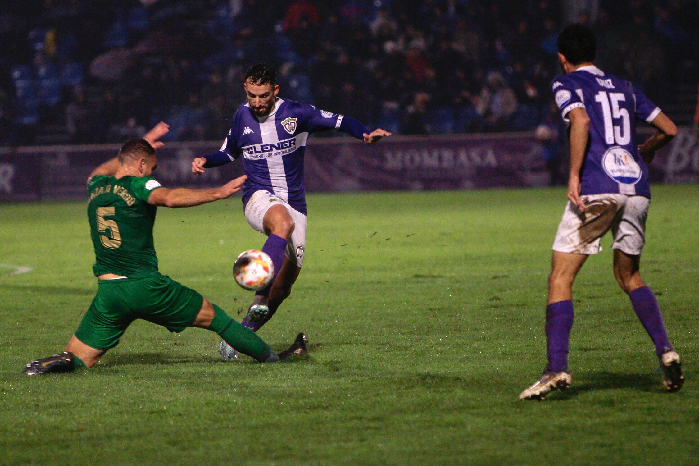 GUADALAJARA, 20/12/2022.- El defensa del Elche Gonzalo Verdú (i) lucha con Darío García, del Guadalajara, durante el encuentro correspondiente a la segunda eliminatoria de la Copa del Rey que se disputa hoy martes en el estadio Pedro Escartín, en Guadalajara. EFE / Pepe Zamora.
