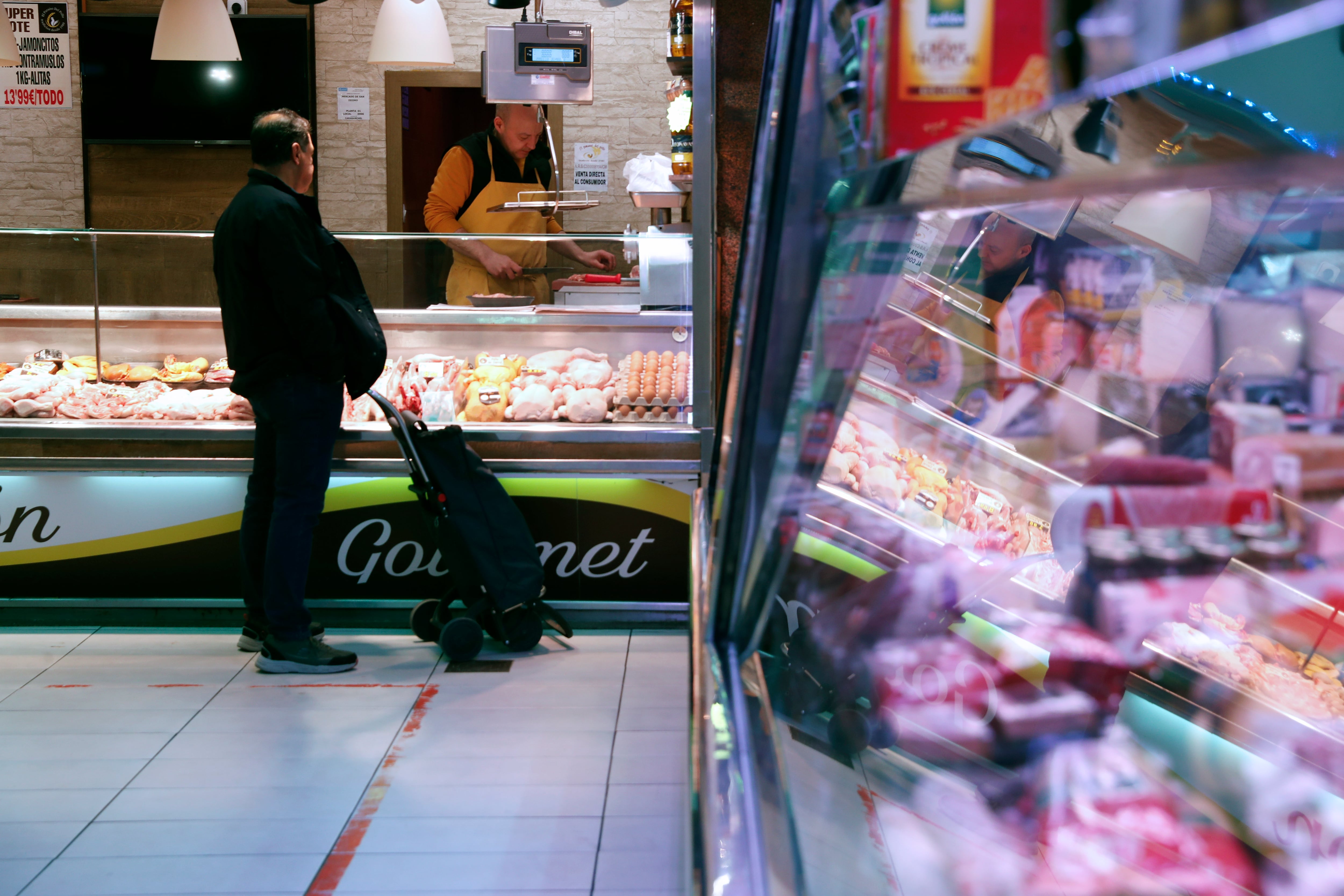 En la imagen, un hombre hace la compra en una carnicería de Madrid.