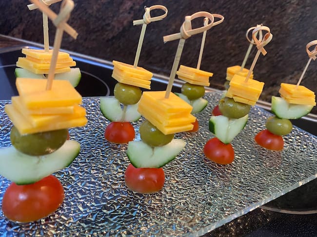 Banderilla de pepino, queso y tomate.