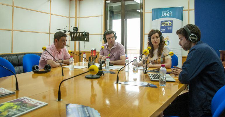 De izquierda a derecha, el presidente de la Diputación, Francisco Reyes, y los periodistas César García, Sonia Padilla y Pablo Montes.