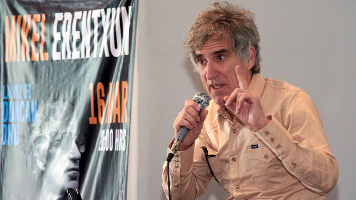 Mikel Erentxun recuerda el "machismo" de su casa y muchas otras: "Mi padre y yo no recogíamos un plato nunca"