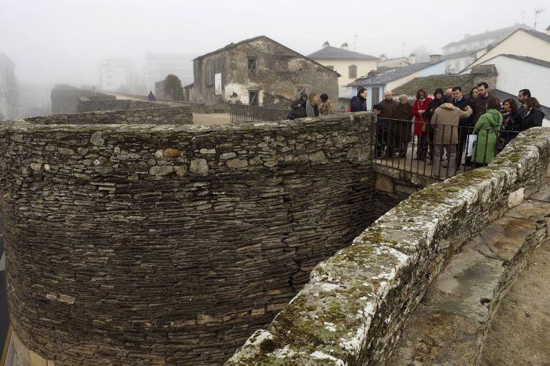 Vista del cubo de la Puerta del Carmen, una de las entradas de la Muralla de Lugo. El conselleiro de Cultura, Román Rodríguez, y la alcaldesa de Lugo, Lara Méndez, han probado esta mañana el funcionamiento del nuevo ascensor instalado por la Xunta para facilitar el acceso al adarve de la Muralla romana de Lugo.