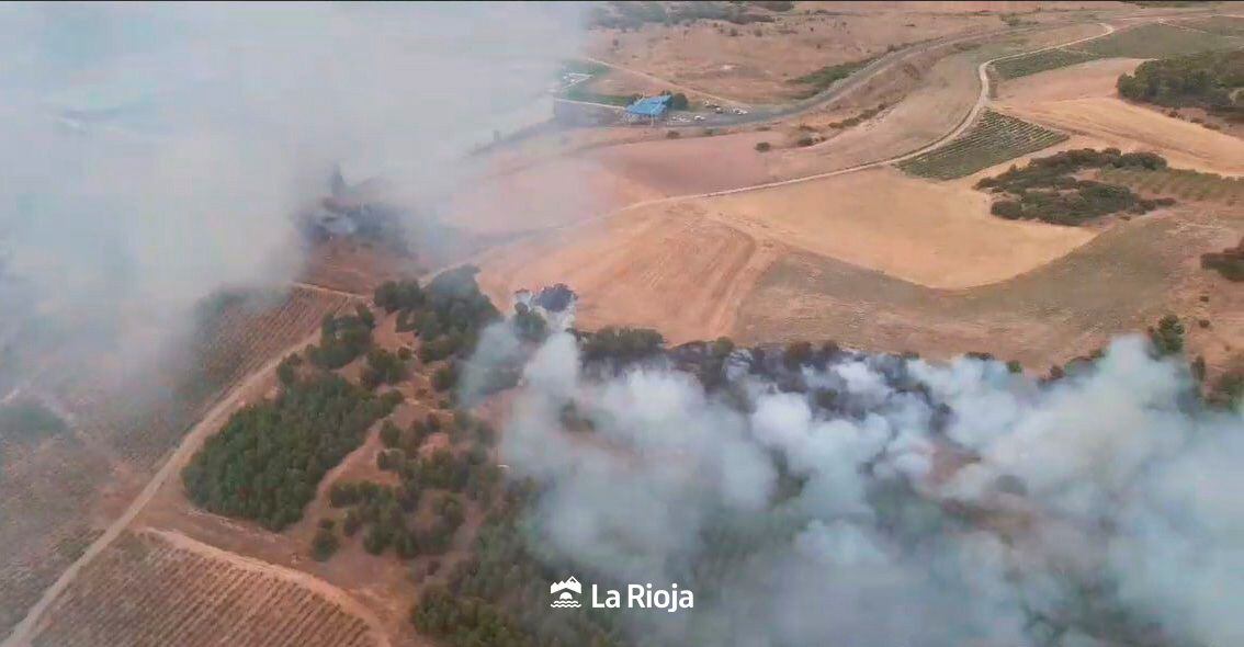 Imagen del incendio declarado en las instalaciones de la planta de residuos urbanos del Ecoparque en Villamediana de Iregua (La Rioja)