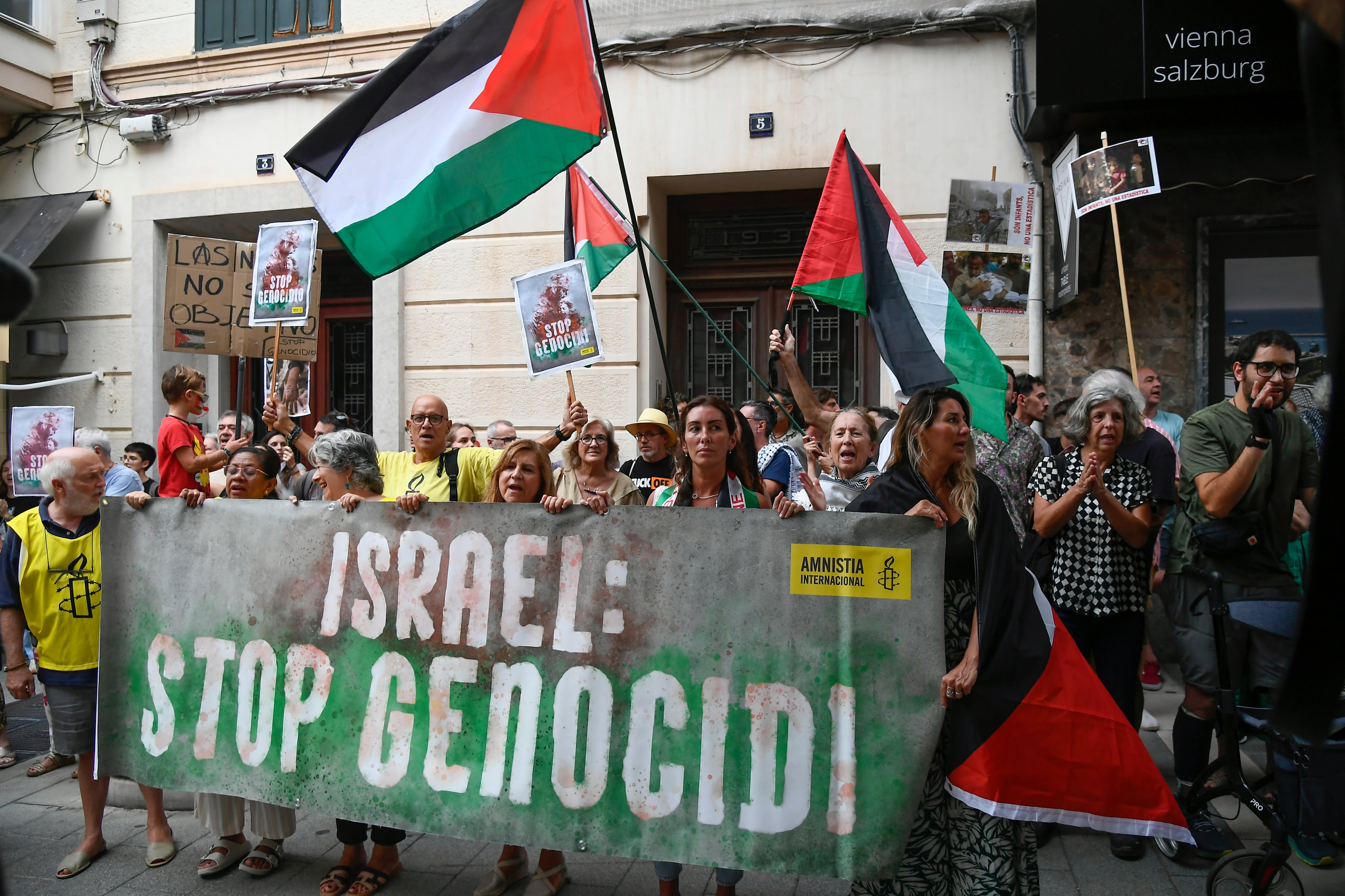 PALMA DE MALLORCA, 13/09/2025.- Concentración de protesta por los ataques a la flotilla en favor de Gaza convocada por Marxes per Palestina a Mallorca y Moviment Global a Gaza Mallorca, este sábado. EFE/MIQUEL A. BORRÀS
