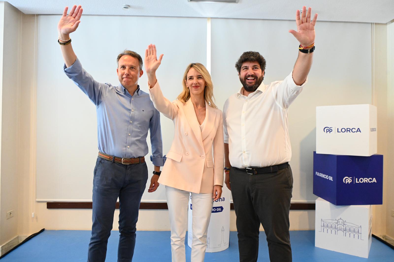 López Miras ha participado en un acto electoral en Lorca junto a la portavoz adjunta del PP en el Congreso de los Diputados, Cayetana Álvarez de Toledo, y el presidente del PP de Lorca, Fulgencio Gil.