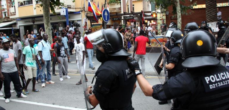 Agents dels Mossos davant manifestants senegalesos a Salou.