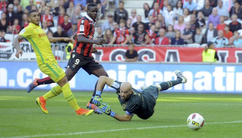 Balotelli remata a puerta ante el Nantes