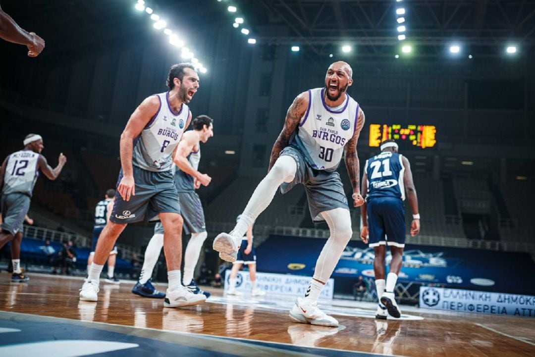 Ken Horton y Vitor Benite celebran una canasta del Hereda San Pablo Burgos