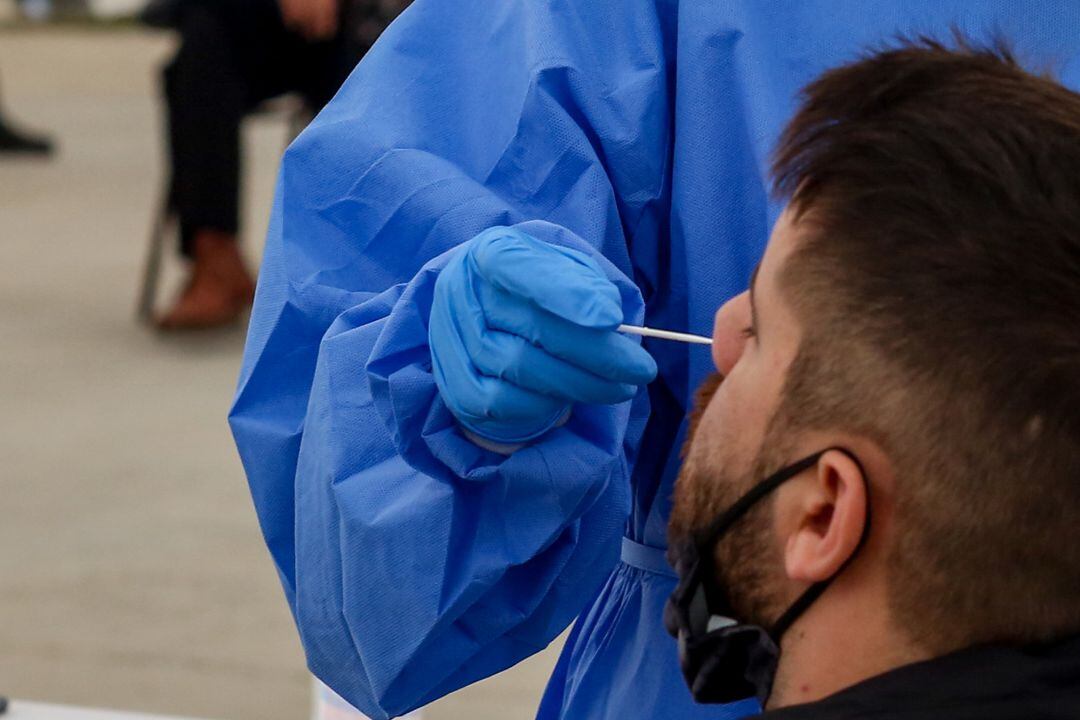 Una sanitaria realiza un test de antígenos en Collado Villalba (Madrid)