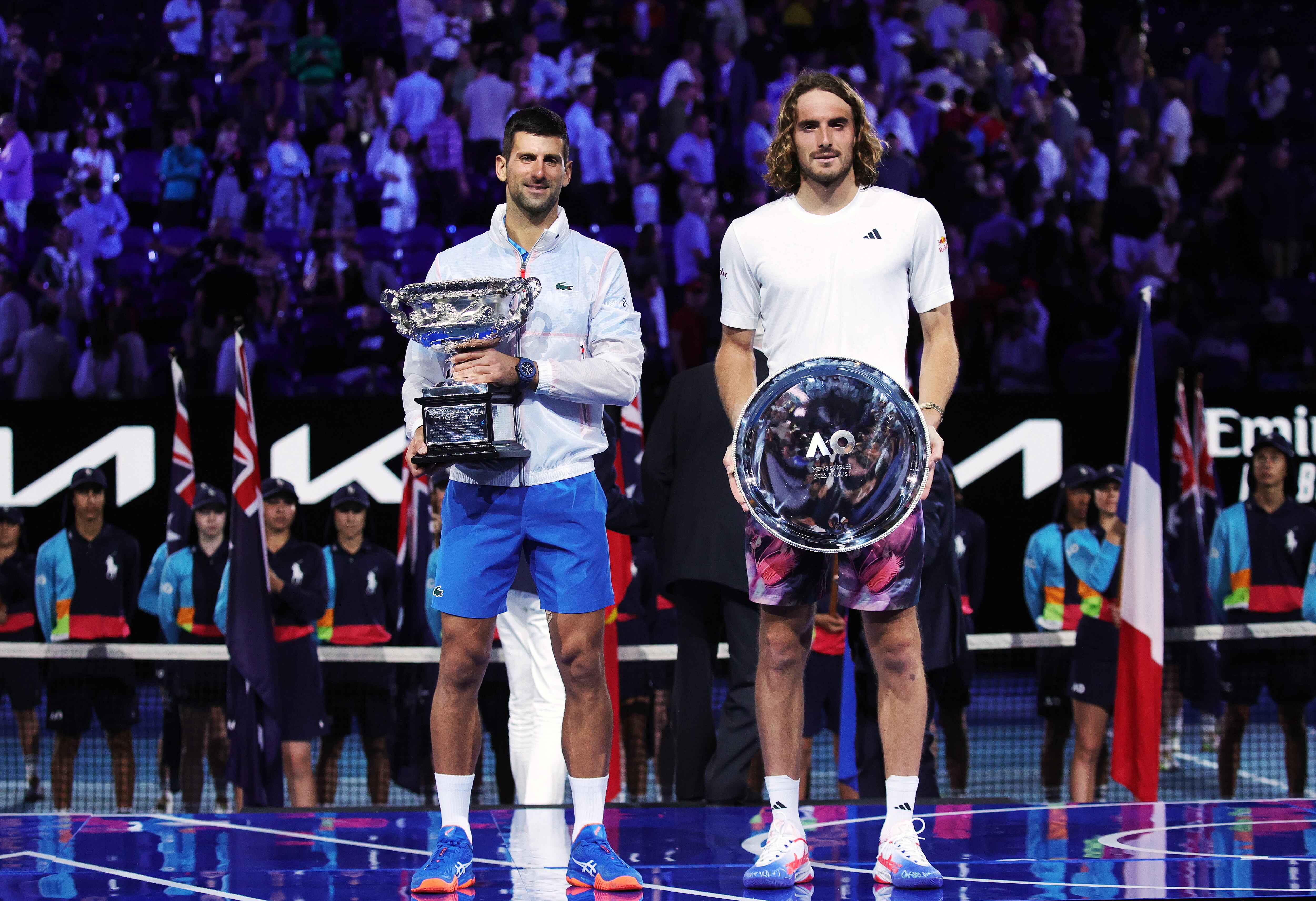 Novak Djokovic y Stefanos Tsitsipas tras la victoria del serbio en la final del Open de Australia 2023.