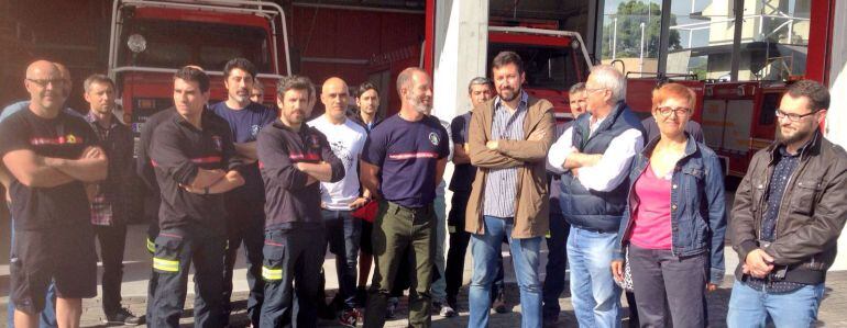 Antón Gómez Reino, de En Marea, con los bomberos