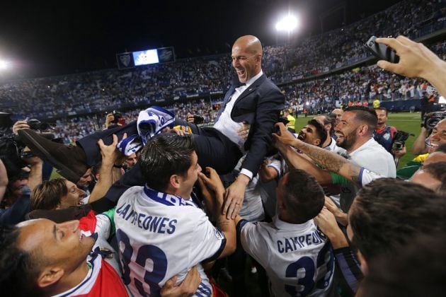 Zidane manteado por los jugadores