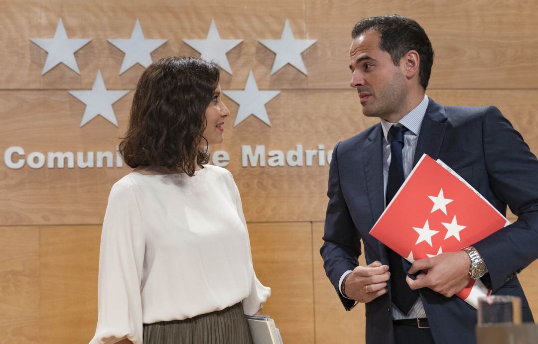 La presidenta de la Comunidad de Madrid, Isabel Díaz Ayuso, y el vicepresidente, Ignacio Aguado, en la rueda de prensa posterior al Consejo de Gobierno. Archivo