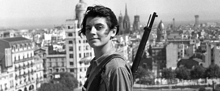 La miliciana Marina Ginestà, sobre la terraza del hotel Colón, en 1936.