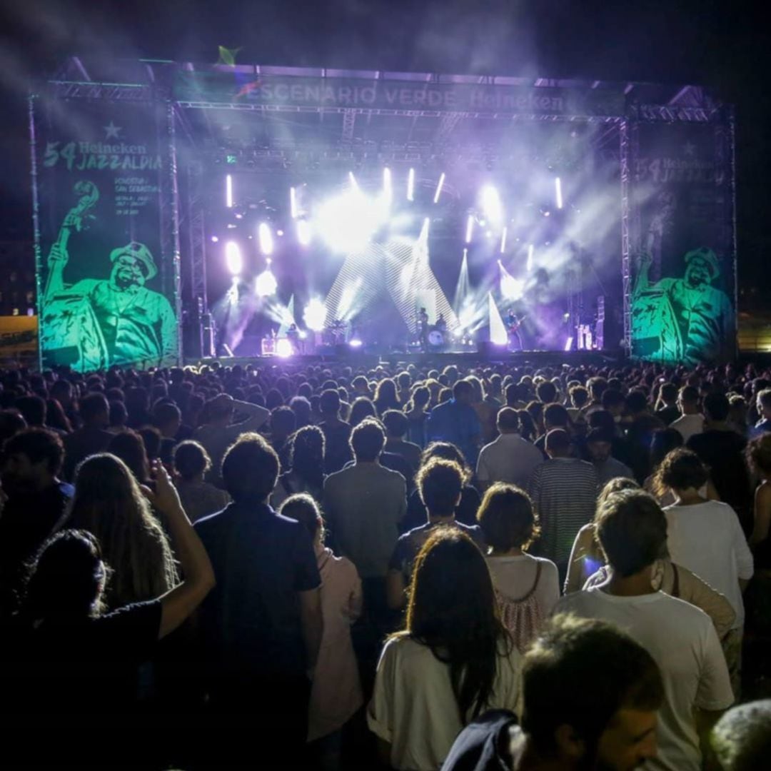 Imagen de archivo de una actuación multitudinaria del Jazzaldia en 2019