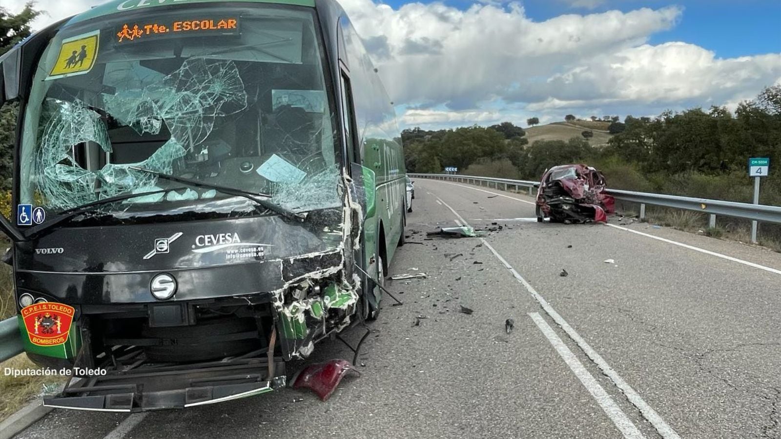 Imagen de la colisión entre un turismo y un autobús en Méntrida (Toledo)