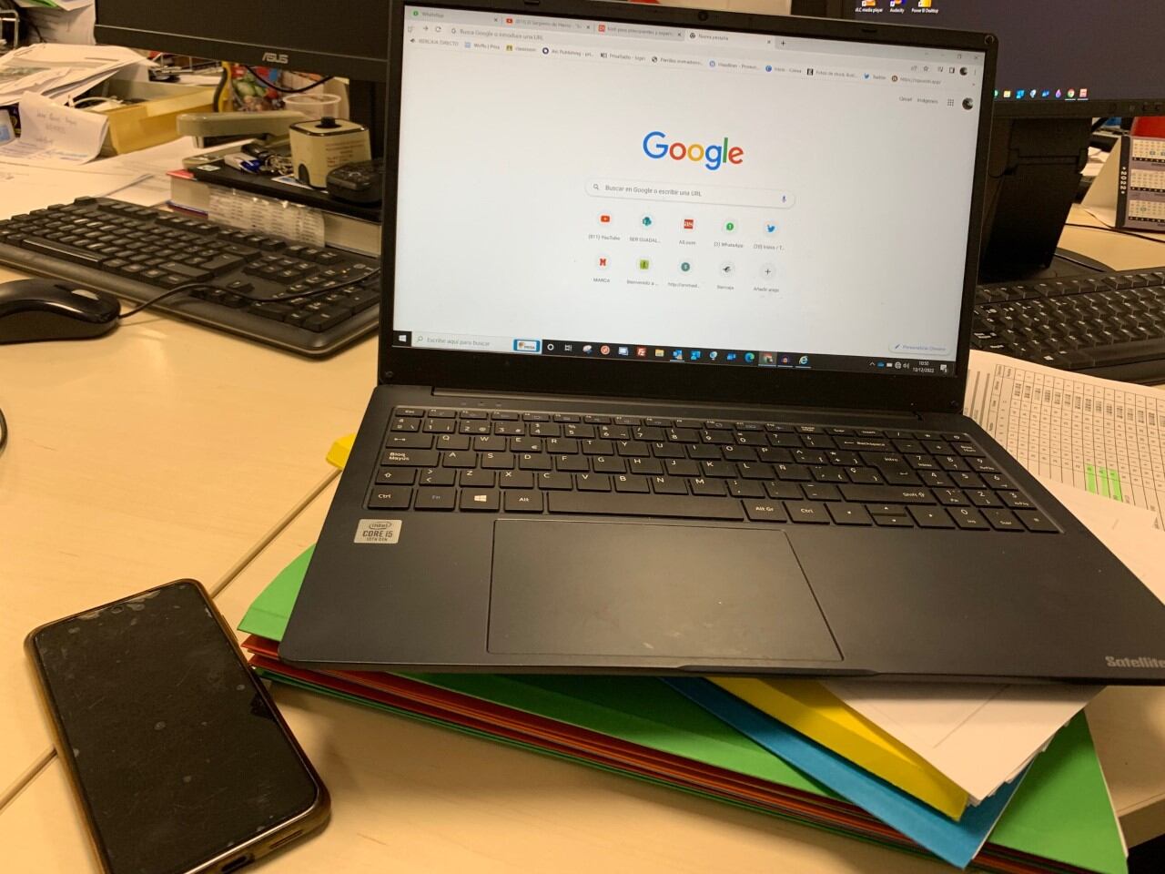 Portátil y móvil en una oficina