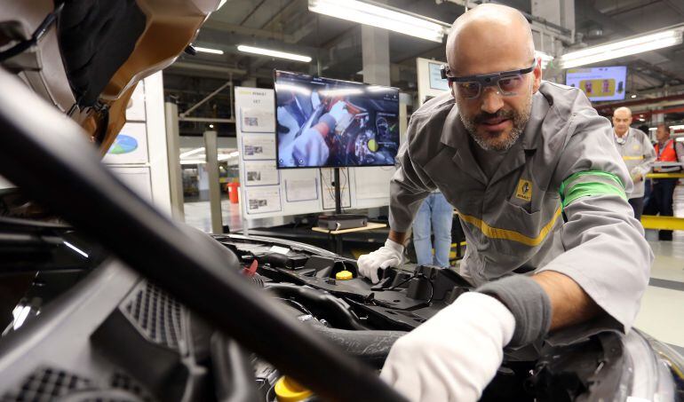 Imagen de un trabajador en la factoría de Renault de Valladolid