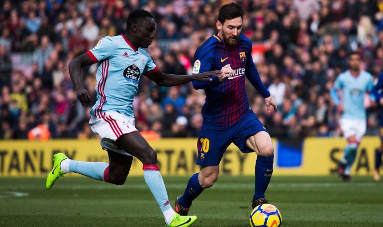 Pione Sisto intenta marcharse de Leo Messi durante el partido FC Barcelona - Celta el pasado 2 de diciembre