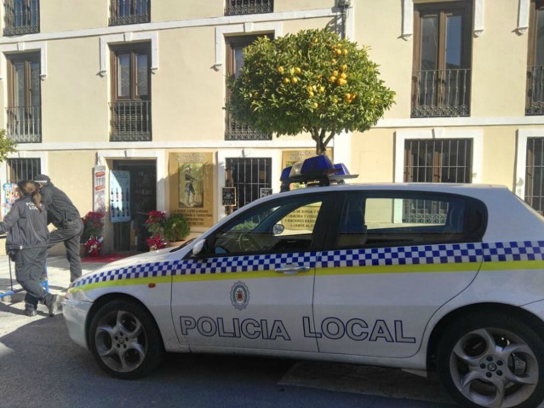 Varios agentes y un vehículo de la Policía Local en calle Armiñán