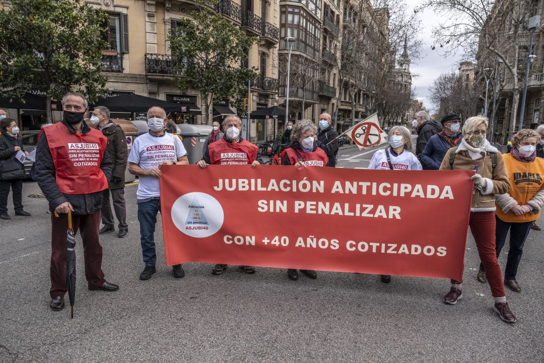 Manifestación de &#039;La Marea Pensionista&#039; frente a la delegación del Gobierno en Barcelona en defensa de las pensiones. 