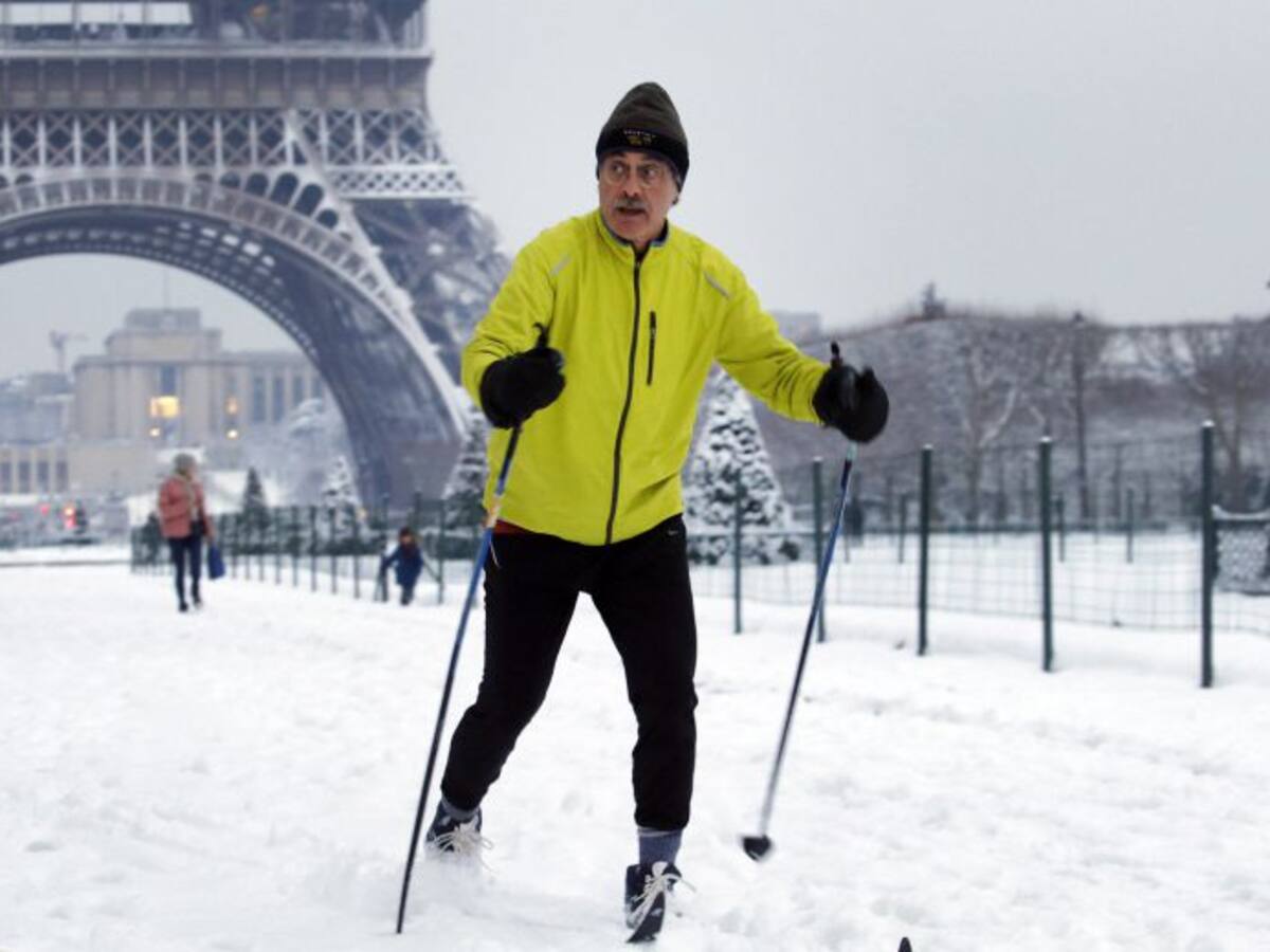 Los parisinos sacan los esquís a la calle
