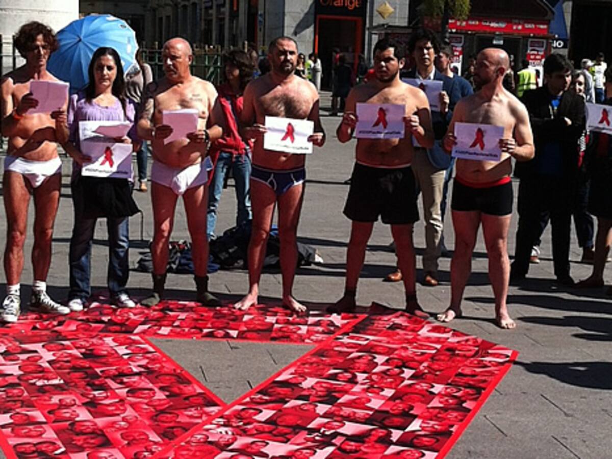 "Desnudos frente al sida"
