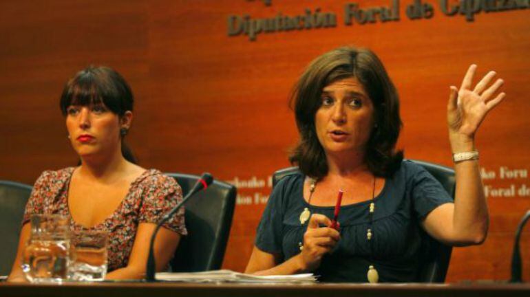 La diputada de Hacienda Helena Franco, durante una intervención en la Diputación, junto a la portavoz foral Larraitz Ugarte.