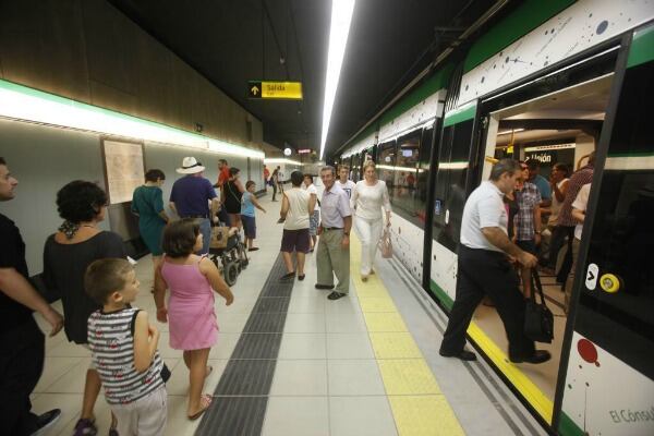 Viajeros en el metro de Málaga