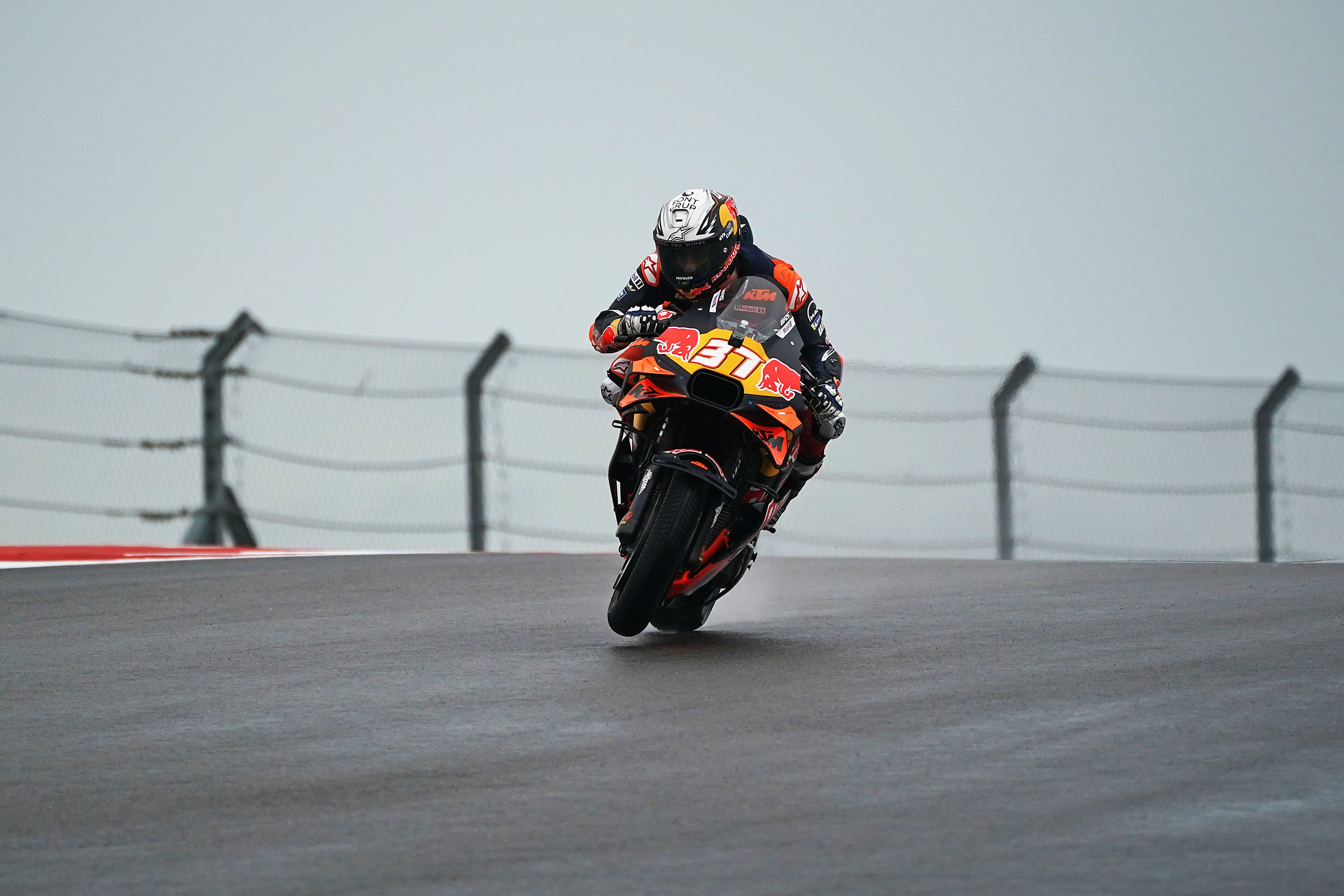 AUSTIN (United States), 29/03/2025.- Pedro Acosta (37) of Spain and Red Bull KTM Factory Racing leaves turn one during Free practice 2 of the Motorcycling Grand Prix of the Americas in Austin, Texas, USA, 28 March, 2025. (Motociclismo, España) EFE/EPA/DUSTIN SAFRANEK
