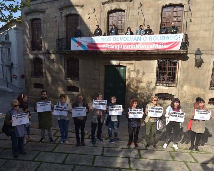 Activistas del BNG ante la Casa Cornide de A Coruña