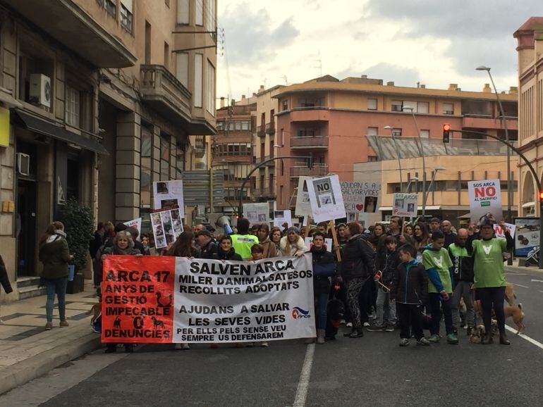 La capçalera de la manifestació a favor d&#039;Arca, per l&#039;avinguda de la Generalitat.