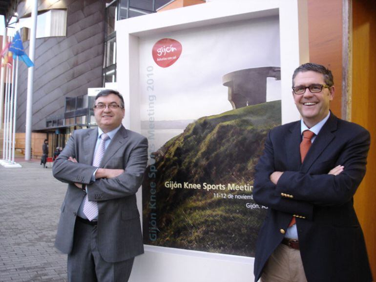 El doctor Maestro (a la derecha) junto a su colaborador, el doctor Luis Rodríguez.