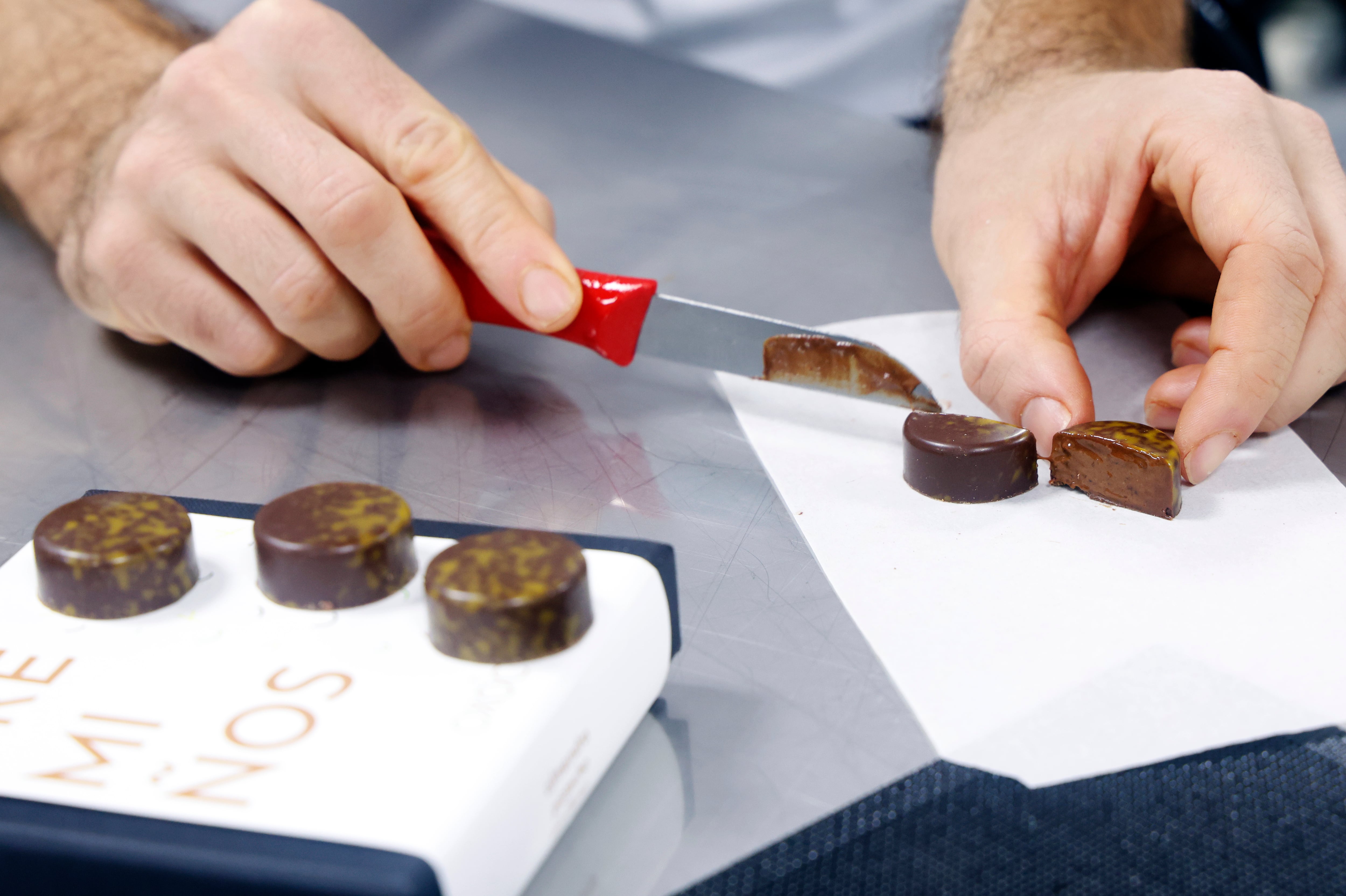 Tomás Rodríguez, impulsor de Oxóco, muestra una de sus especialidades en el obrador en Pontedeume (foto: Kiko Delgado / EFE)