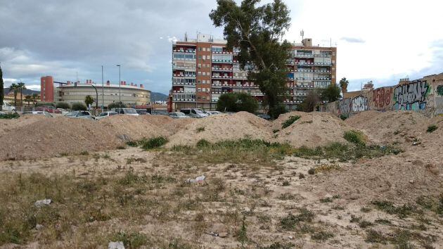 Las zonas sin urbanizar en Barriomar se convierten en zonas de juego para los más pequeños ante la falta de parques y jardines, &quot;con el peligro que ello conlleva&quot;, denuncian los vecinos