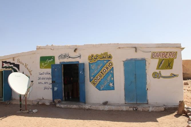 Los campos han crecido tanto que les ha obligado a desarrollar un sistema político y social que les enraíza cada vez más a esta tierra prestada por Argelia