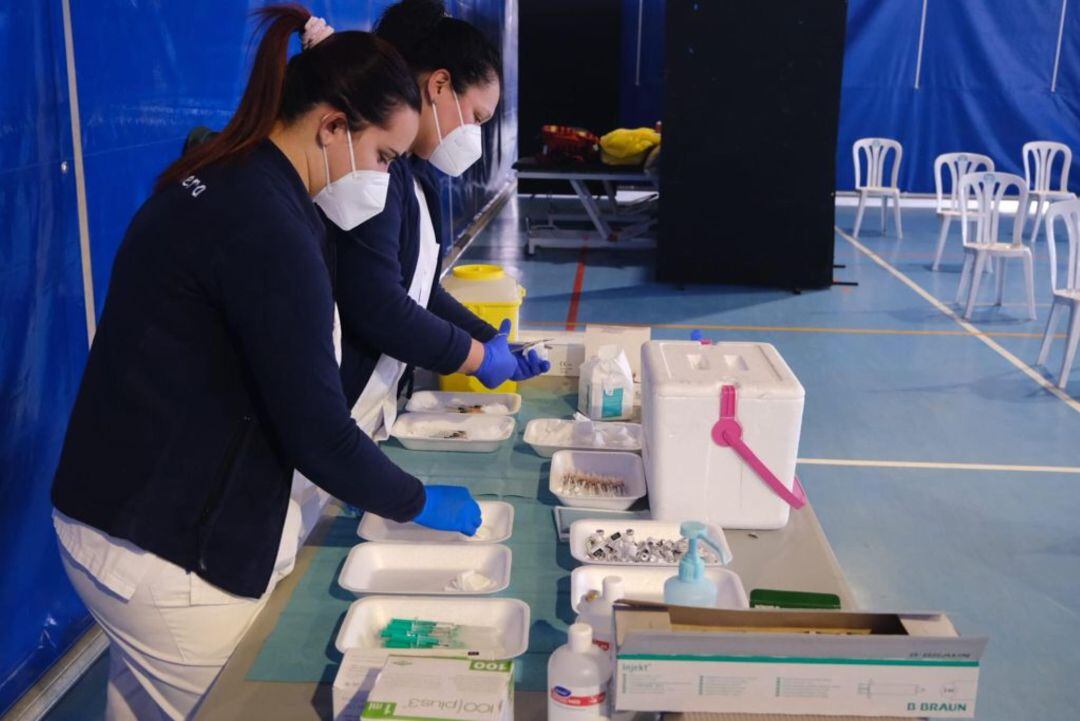 Enfermeras preparando dosis contra la Covid en el nuevo punto vacunal de El Paso (La Palma).
