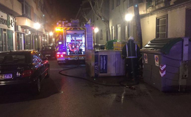 Imagen de archivo de una intervención de los bomberos en la Calle Industria por un contenedor ardiendo