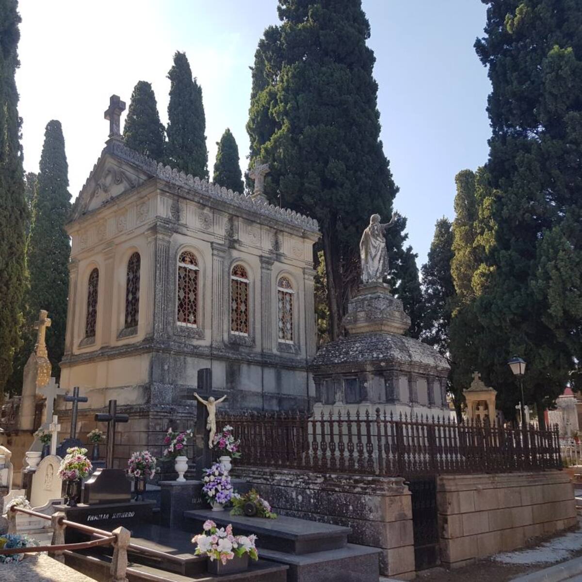 Intervención para mejorar los cementerios de Linares