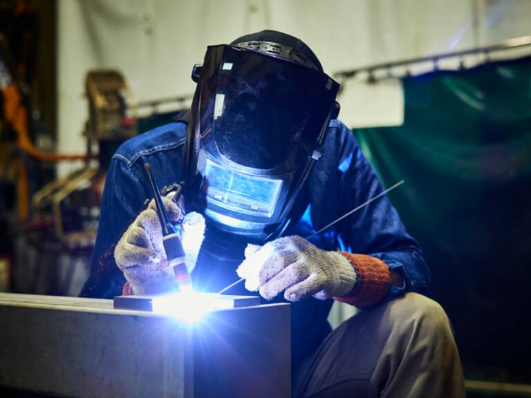 Soldador en un taller