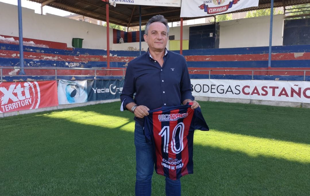 José Alemany posando con la camiseta del Yeclano Deportivo 