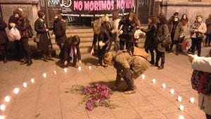 La Coordinadora de organizaciones feministas de Zaragoza convocaba a una concentración en repulsa por este asesinato, que se desarrollaba en la plaza de España. Hasta allí se acercaron numerosos vecinos a mostrar su solidaridad y su condena por estos hechos con flores y velas. El lema de la pancarta: "No nos morimos. Nos matan".