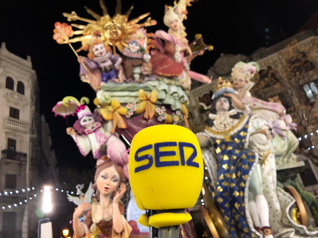 Micrófono de la Cadena SER en una foto de archivo de las Fallas de 2019