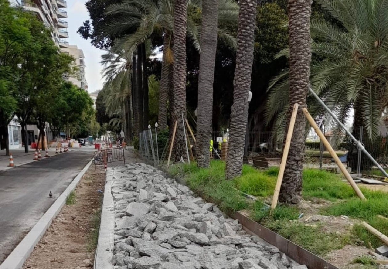 Imagen del carril bici de Ramón y Cajal con el hormigón levantado para ser arreglado posteriormente