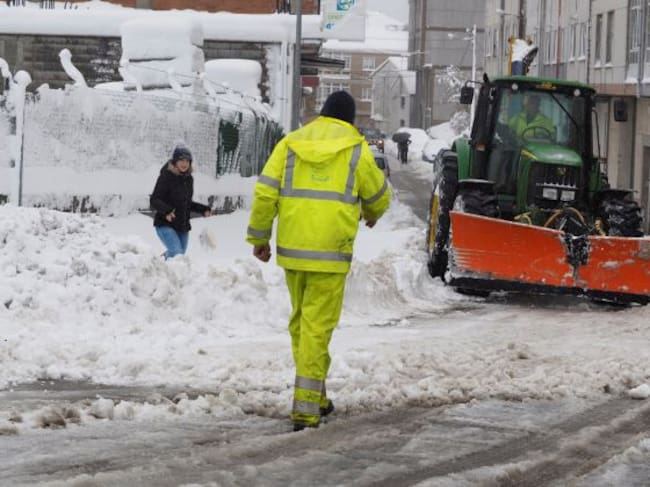 Una máquina quitanieves trabaja en la calle del municipio lucense de A Fonsagrada (Lugo)
