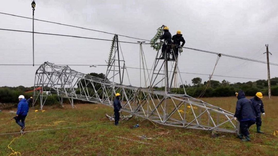Operaris reparant les torres caigudes